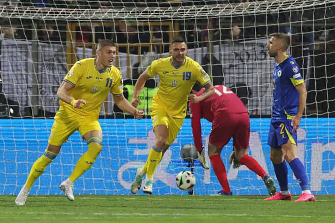 Жирона насолоджується голом Довбика у матчі проти Боснії і Герцеговини