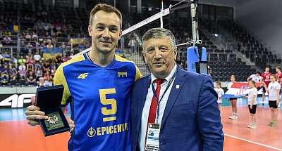 Скандал в украинском волейболе: девять игроков отказались ехать в сборную, тренер в шоке, а федерация угрожает санкциями