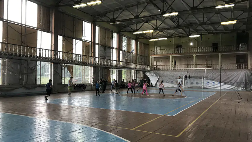 Игроки «Шахтера» проявили инициативу по восстановлению спортзала в Красногоровке