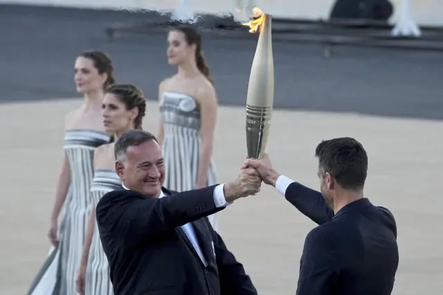 Греция передала олимпийский огонь оргкомитету Игр в Париже