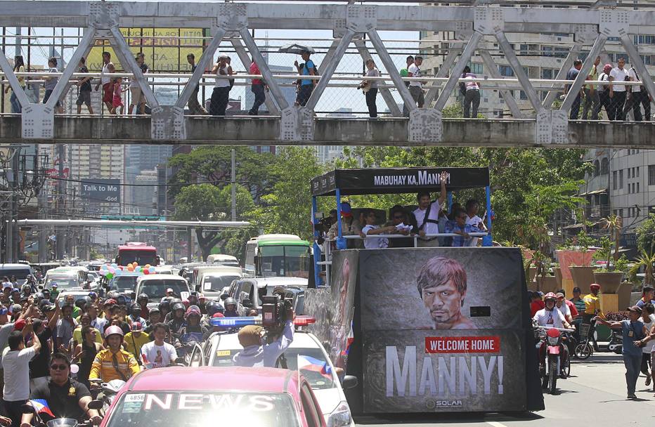 В аэропорту Манилы, боксера ожидали тысячи поклонников со словами: «Добро пожаловать домой, Мэнни!»