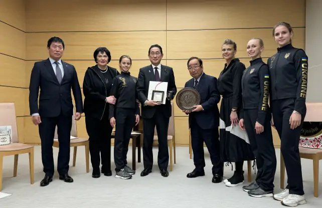 Сборная Украины по художественной гимнастике встретилась с премьер-министром Японии