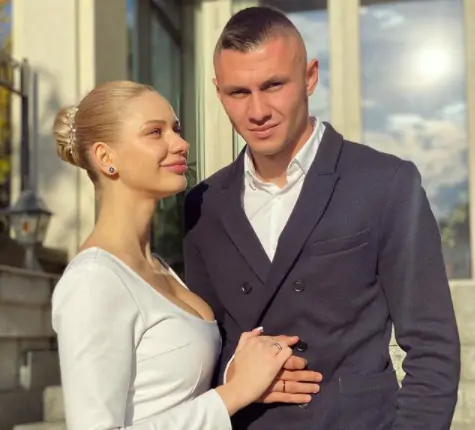 Самое милое фото дня. Полузащитник сборной Украины держит на руках новорожденную дочь