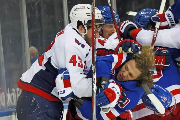 Божевільний канадець озвірів і побив двох лежачих російських. Матч НХЛ перетворився на справжню драму