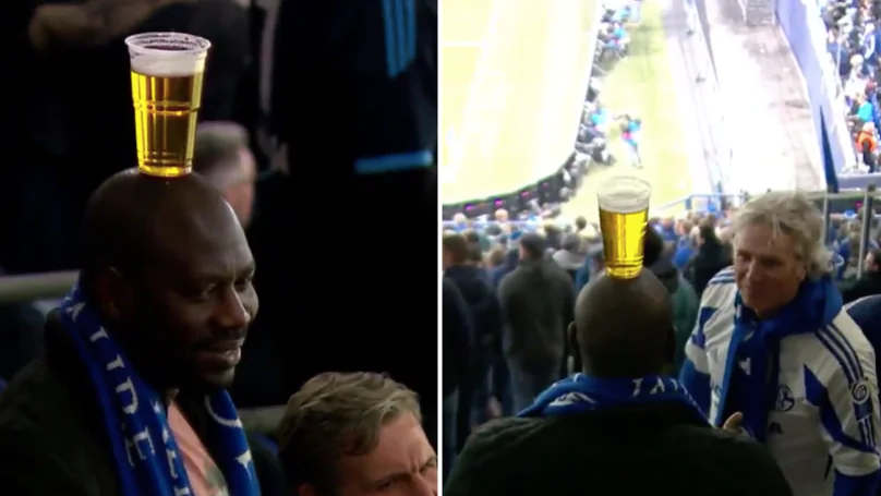 Болельщик «Шальке» пронес стакан пива на стадионе на своей голове