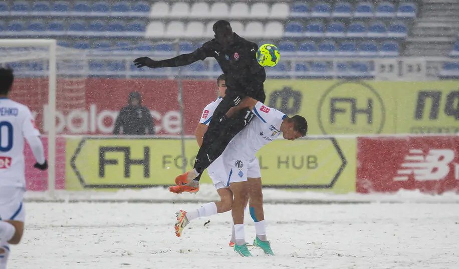 Известно, сколько сантиметров снега выпало во время матча Динамо – Заря
