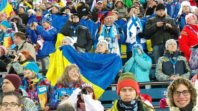 Нина Лемеш и Оксана Хвостенко болеют за Украину на трибунах стадиона «Лаура»
