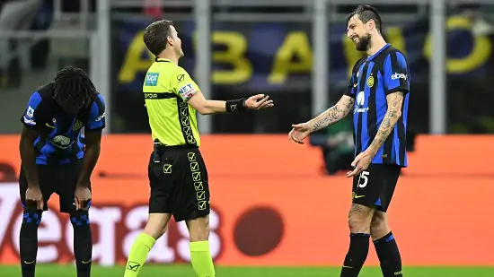 Игрок Наполи обвинил защитника сборной Италии в расизме, но принял извинения
