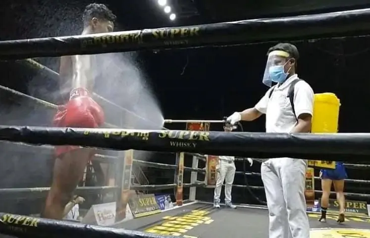 В Никарагуа боксеров опрыскивали антисептическими средствами прямо во время боя