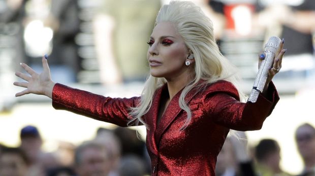 Леди Гага опять своем в финале NFL