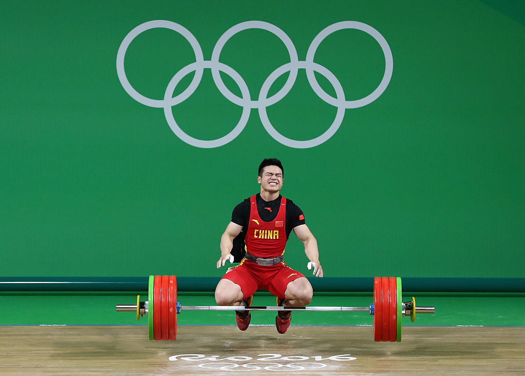 Китайский тяжелоатлет Ши Чжиюн завоевал золотую медаль в категории до 69 кг