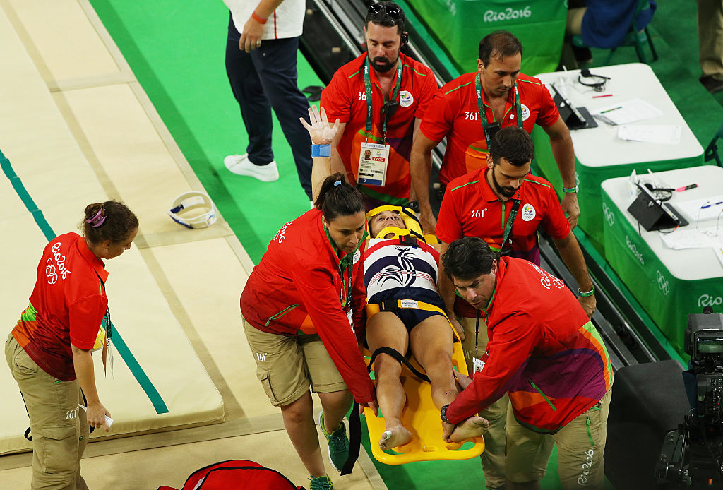 Жутчайшая травма гимнаста на Олимпиаде. Впечатлительным людям не смотреть фото и видео