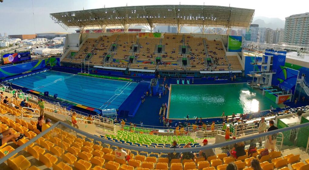 Организаторы Олимпиады-2016 пояснили, почему вода в бассейнах позеленела