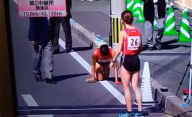 Участница марафона сломала ногу, но доползла до финиша