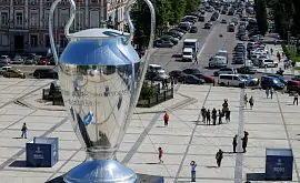 На Софийской площади установили огромный Кубок чемпионов