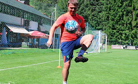 Жара, мяч и оранжевая футболка. Ребров продолжает «рулить» «Аль-Ахли» в Австрии