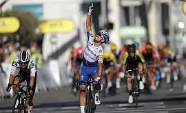 Французский гонщик выиграл этап Tour de France. Он посвятил победу отцу, умершему в июне