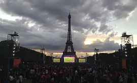 Парижская фан-зона во время матча Франция-Албания. Фото