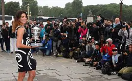 Мугуруса продефилировала с трофеем Roland Garros по Парижу. Фото