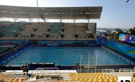 В позеленевшем бассейне в Рио заменили воду