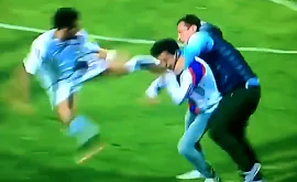 Турецкий футболист «вырубил» фаната приемом из каратэ. Видео 