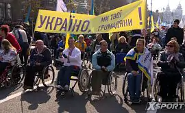 Спортсмены-инвалиды прошли по Крещатику маршем за мир