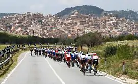 В результате аварии на пятом этапе Giro d’Italia погиб мотоциклист
