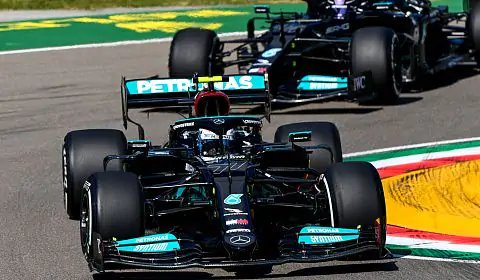 Гонщики Mercedes опередили соперников на практике Гран-при Эмилии-Романьи-2021