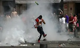Полиция применила водометы против фанатов в Марселе. Видео