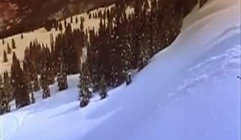 Невероятный спуск на байдарке по снежному склону