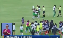 Эквадорские футболистки устроили на поле жестокую драку. ВИДЕО