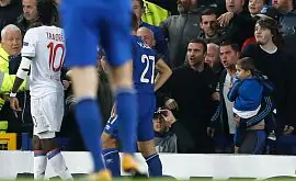 Фанат «Эвертона» с ребенком на руках ударил вратаря «Лиона» в матче Лиги Европы