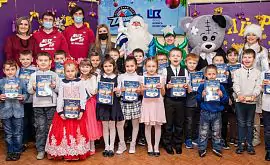 ХК «Донбасс» и Фонд Бориса Колесникова вручили 62000 подарков для детей Донецкой области