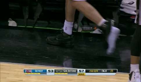 Кроссовок баскетболиста НБА взорвался прямо во время матча