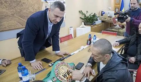 Виталий Кличко вспомнил, как в начале полномасштабного вторжения убеждал Усика сменить автомат на боксерские перчатки