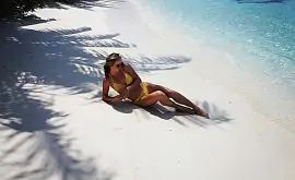 Свитолина вновь надела желтый купальник и сфотографировалась на песке