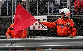FIA заменит двойные желтые флаги мгновенной остановкой заезда 