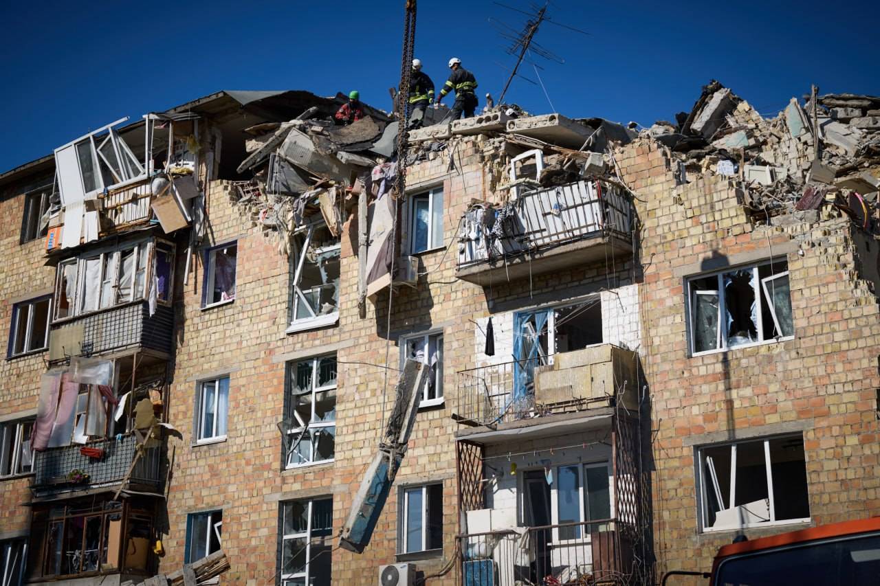 Зруйнований будинок у Києві після ракетного обстрілу
