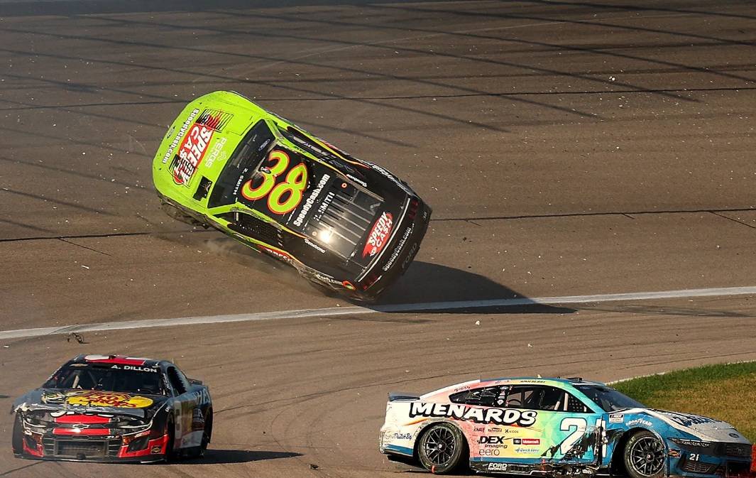 Аварія під час NASCAR