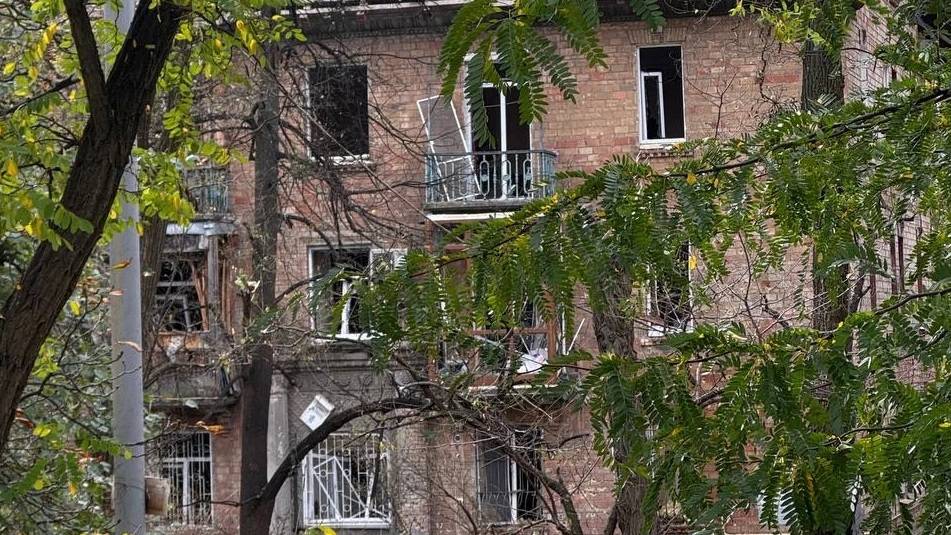 Пошкоджений будинок у Києві після російського обстрілу