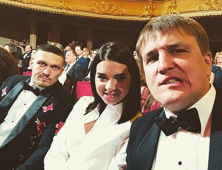 Усик появился на публике с красавицей-женой
