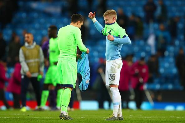 Фото дня. Зинченко ярко отпраздновал погром «Шальке» в футболке Коноплянки