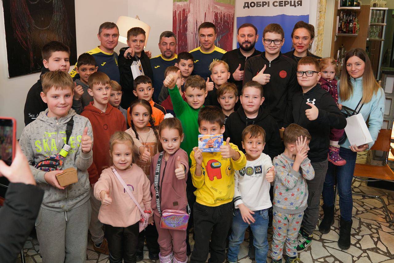 Легенди українського футболу на один день стали кухарями, щоб порадувати дітей-переселенців