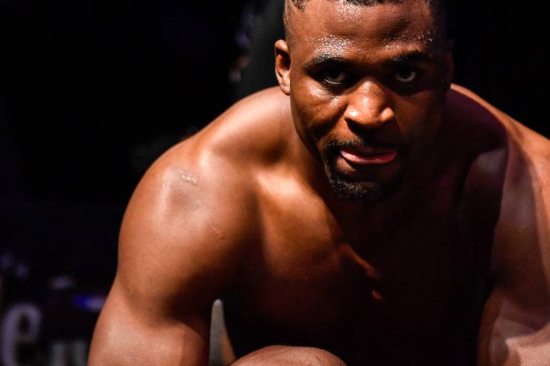 «Что мы делаем не так?» Чемпион UFC отреагировал на бой Пол – Мейвезер
