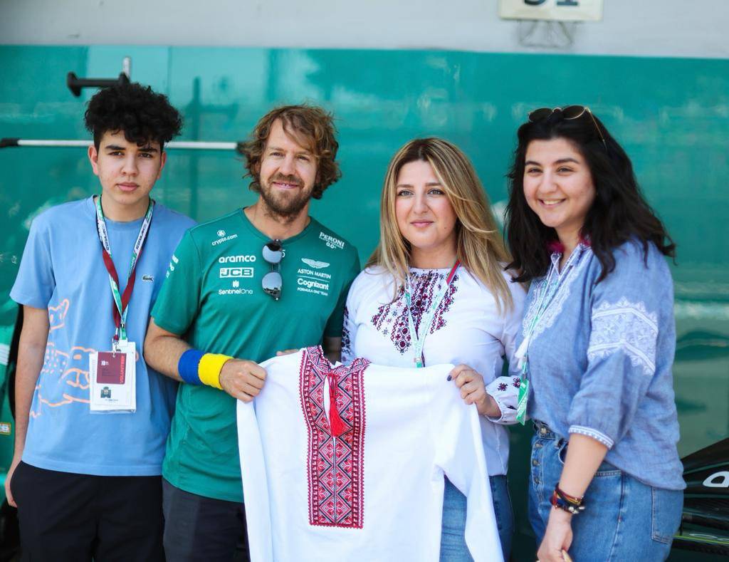 Чотириразовому чемпіону Формули-1 подарували вишиванку на Гран-прі Азербайджану