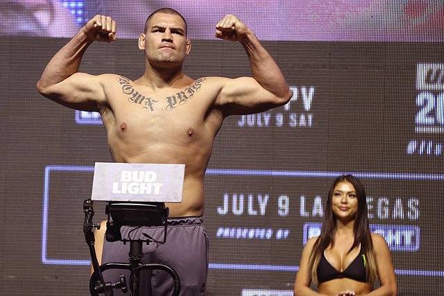 Звезда UFC: «Альварес справится с Ковалевым»