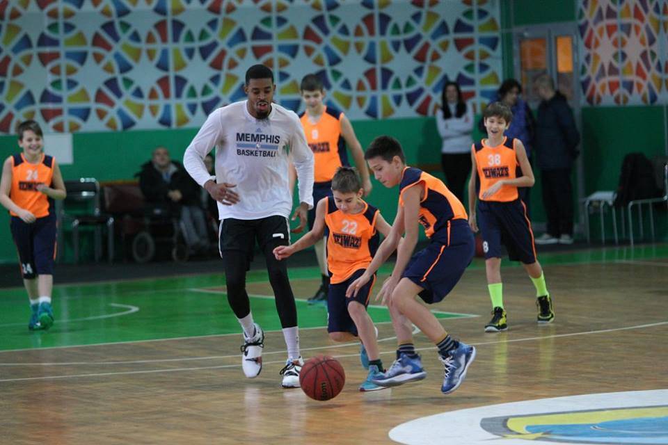 Баскетболисты «Будивельника» провели тренировку с детьми 