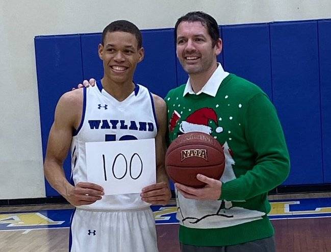 В студенческом баскетболе игрок набрал 100 очков за матч