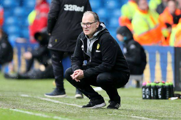 Тренер «Лидса» Бьелса раздал фанатам конфеты