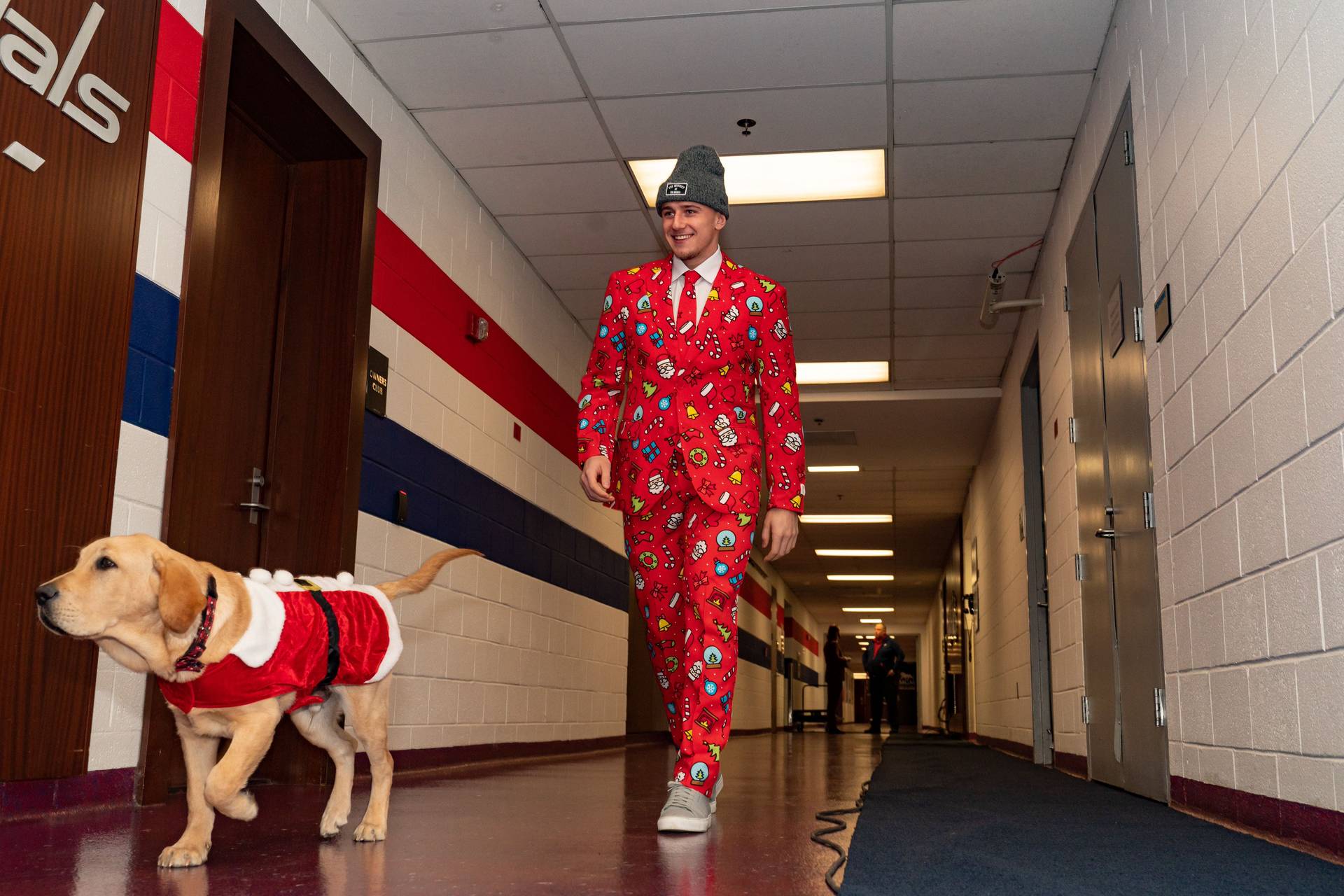 Овечкин сыграл на гармошке, а Холтби спел перед собакой с рогами оленя. Рождественский ролик «Вашингтона»